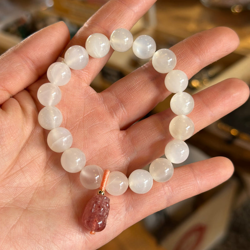 10MM MOONSTONE WITH STRAWBERRY QUARTZ PIXIU