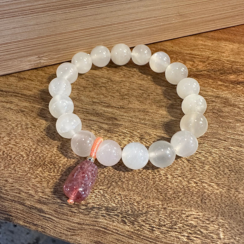 10MM MOONSTONE WITH STRAWBERRY QUARTZ PIXIU