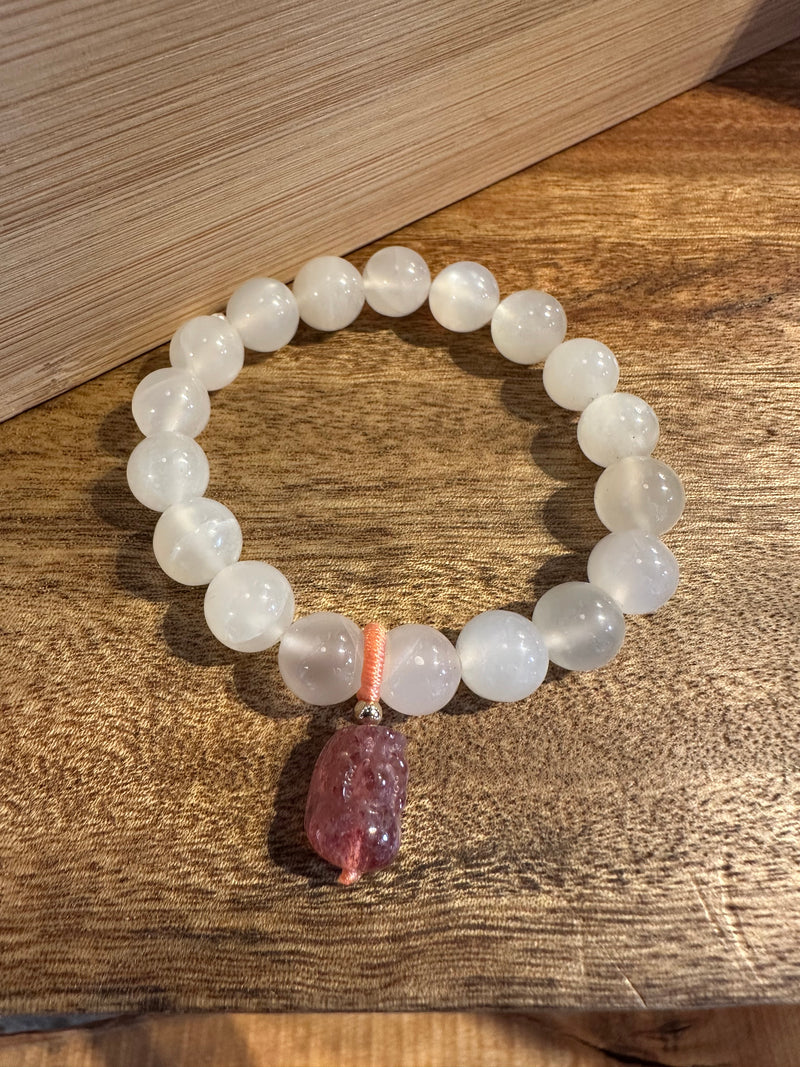10MM MOONSTONE WITH STRAWBERRY QUARTZ PIXIU