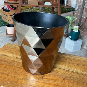 DIAMOND PATTERN POT