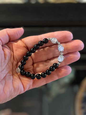 BLACK AND WHITE BEAD BRACELET