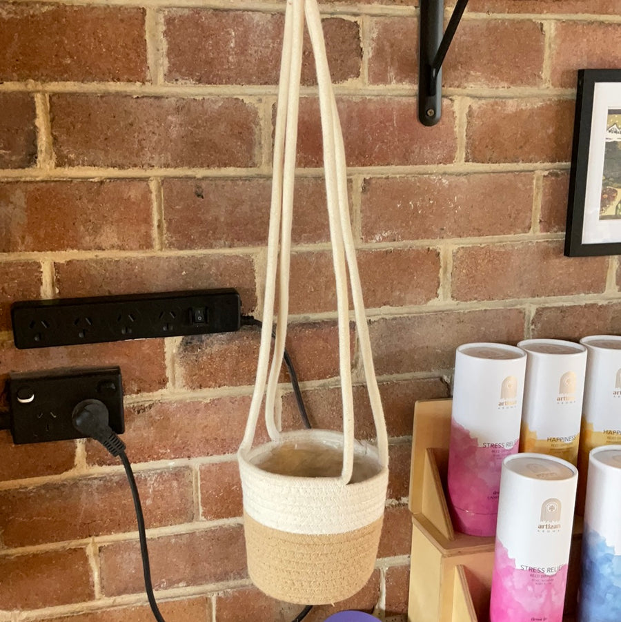 WOVEN HANGING LINED BASKET