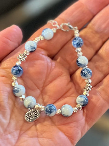 BLUE BEAD BRACELET WITH FLOWERS